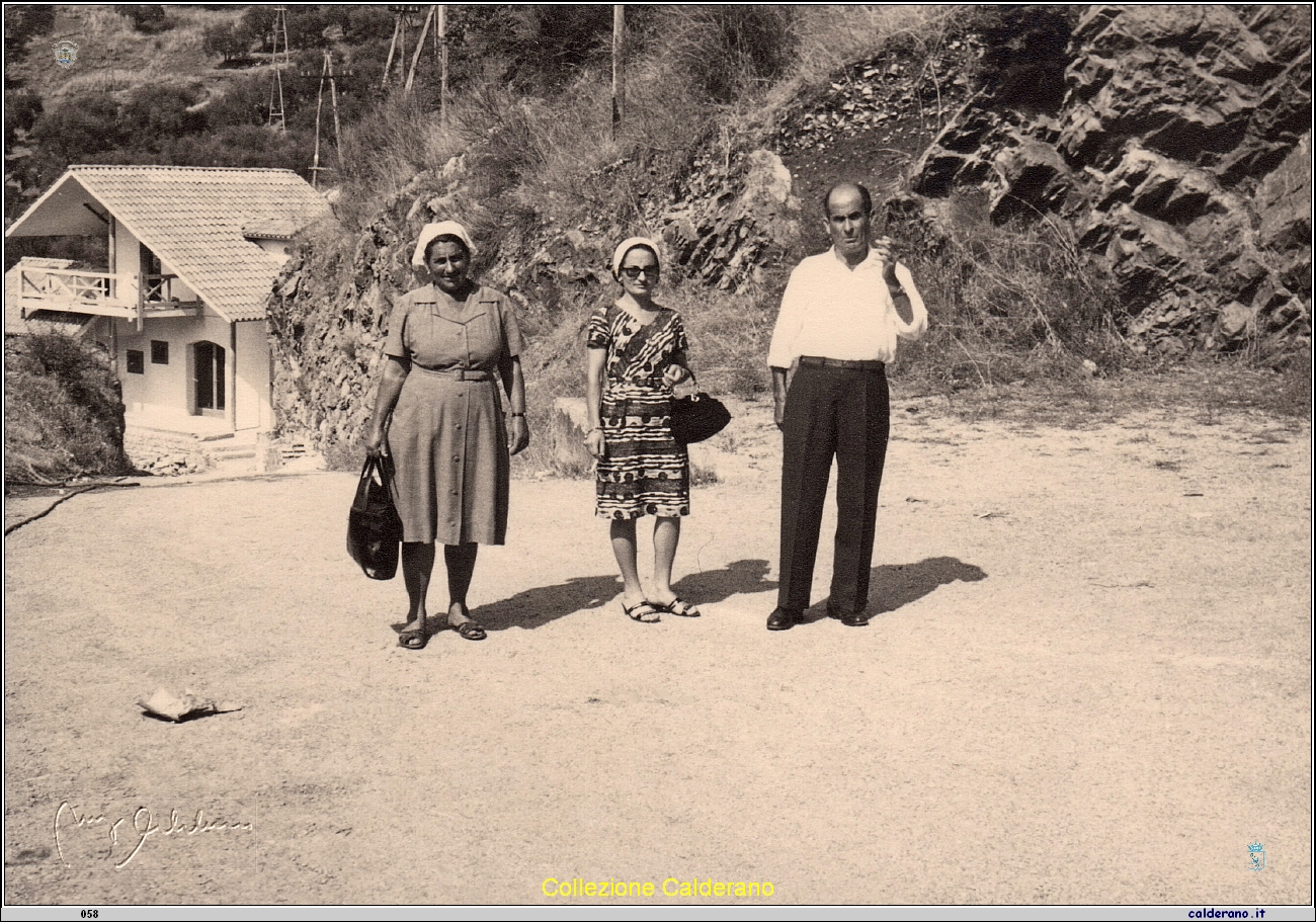 Teresa Maimone con la Mamma e il Padre.jpg