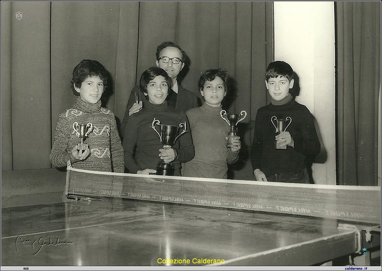 Campioni di Ping Pong con Padre Luigi Russo.jpg