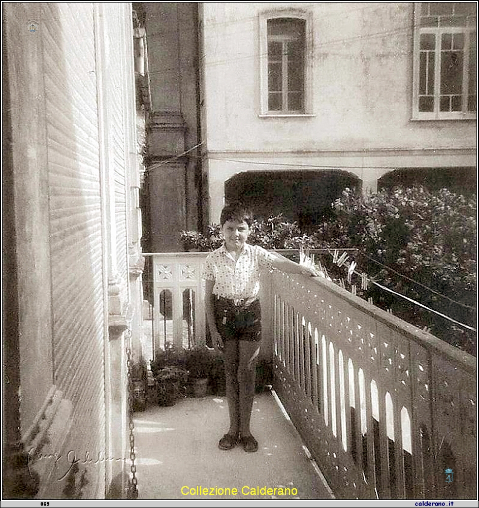 Carlo Crispo al balcone in via Spassiarella.jpg