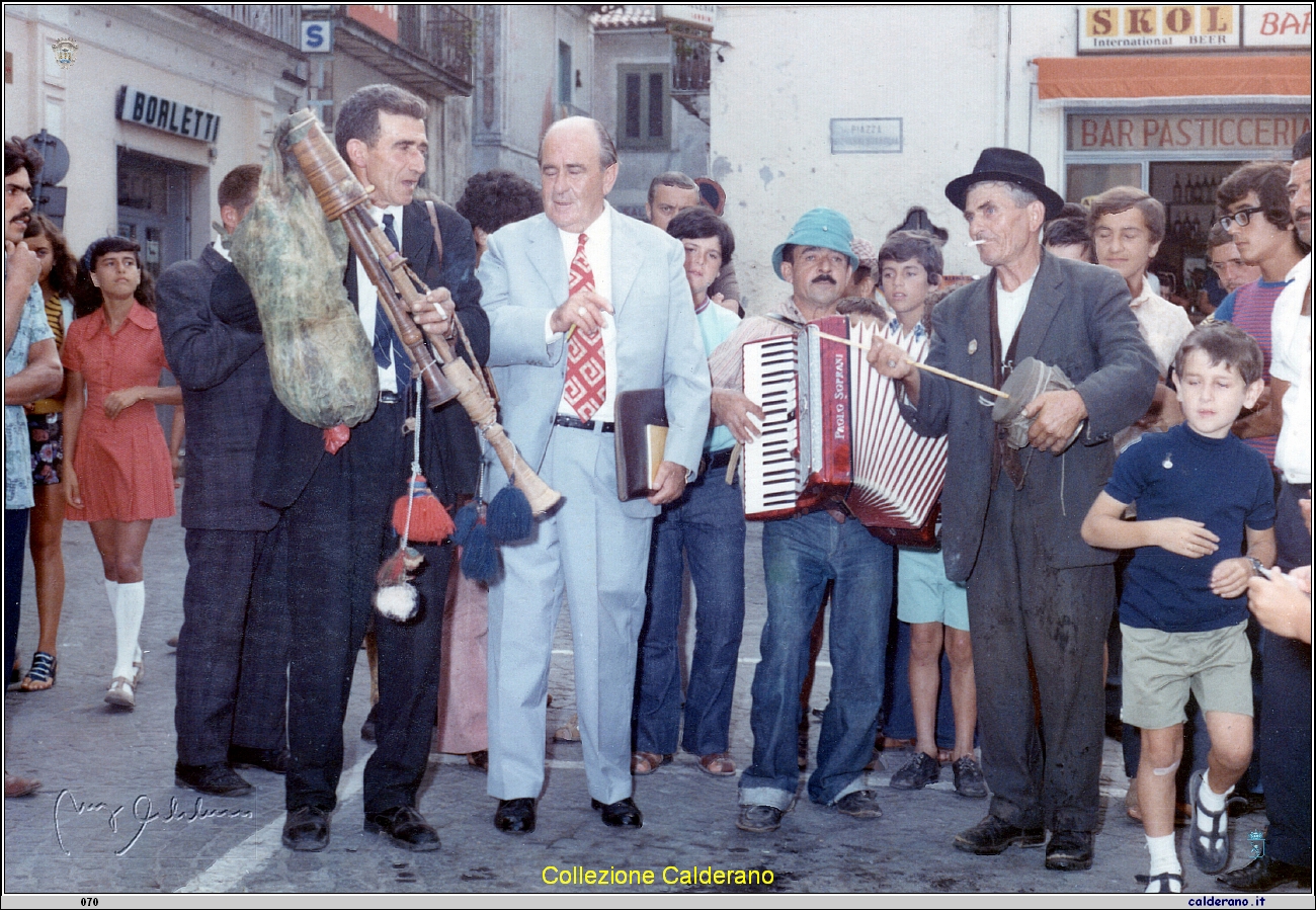 Atmosfera Natalizia nel mese di agosto a cura di Giovanni Lamarca 1972.jpg