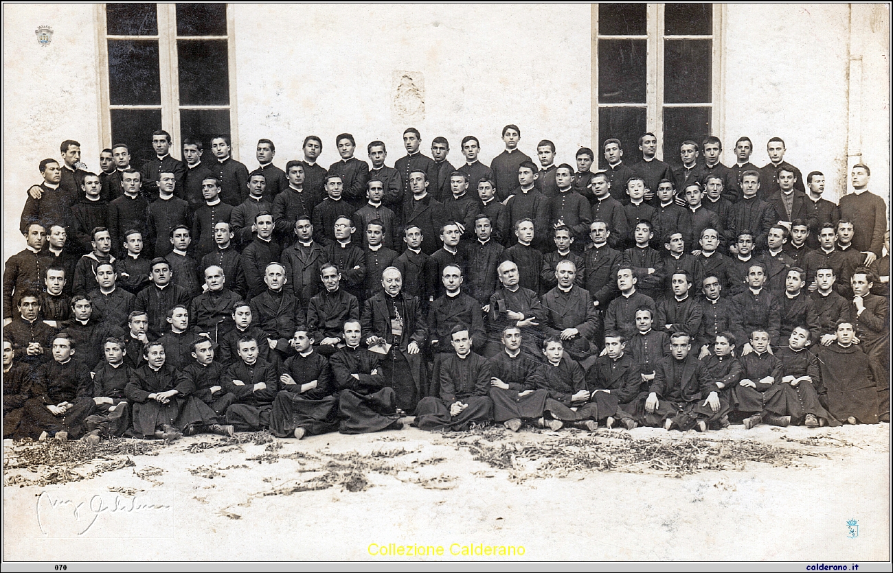 Don Domenico Dammiano in gruppo nel Seminario.jpeg