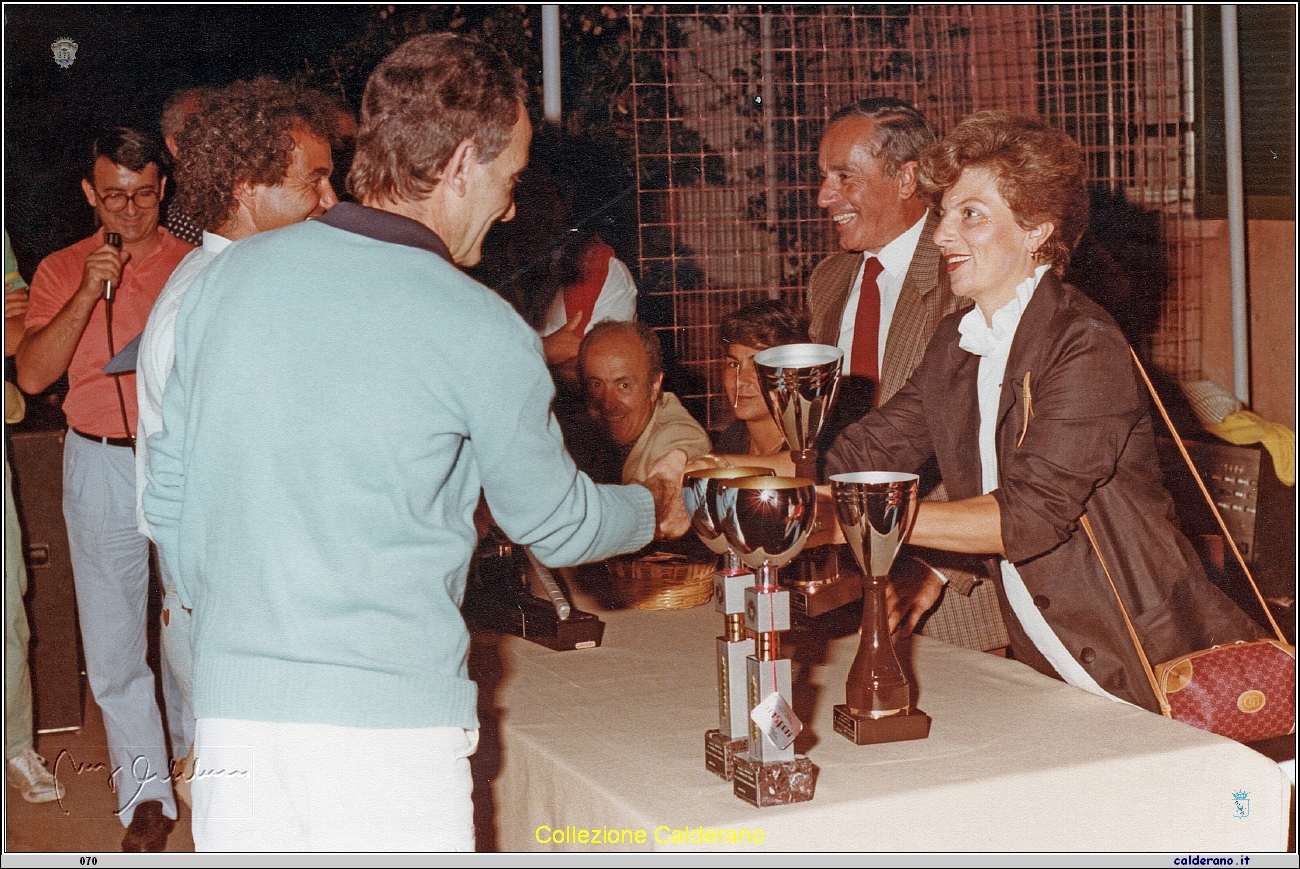 Enrico e Maria De Filippo premiano al torneo di tennis 1984.jpeg