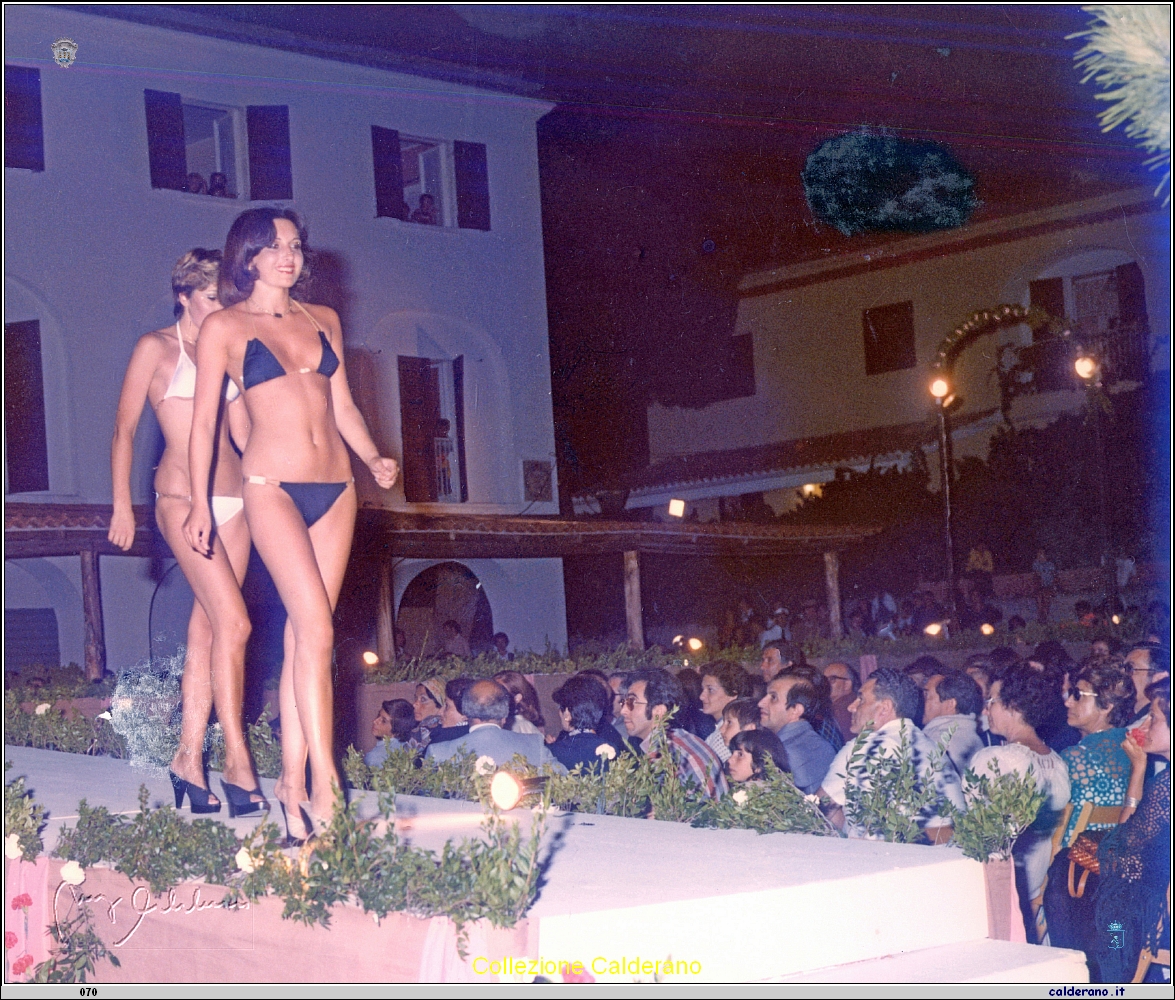 Sfilata di moda a Piazza del Gesu' 1985 1.jpeg