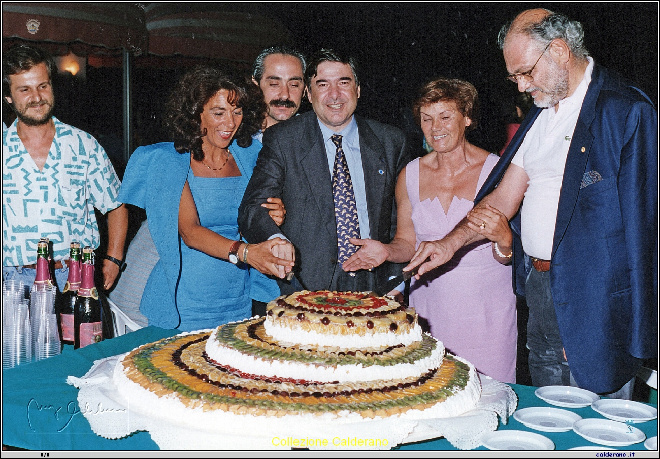 Taglio della torta a Villa Nitti 1993 4.jpeg