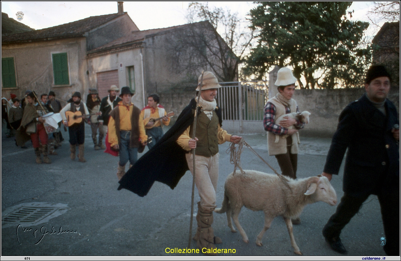 Attori del Presepe vivente con Padre Amedeo.jpg