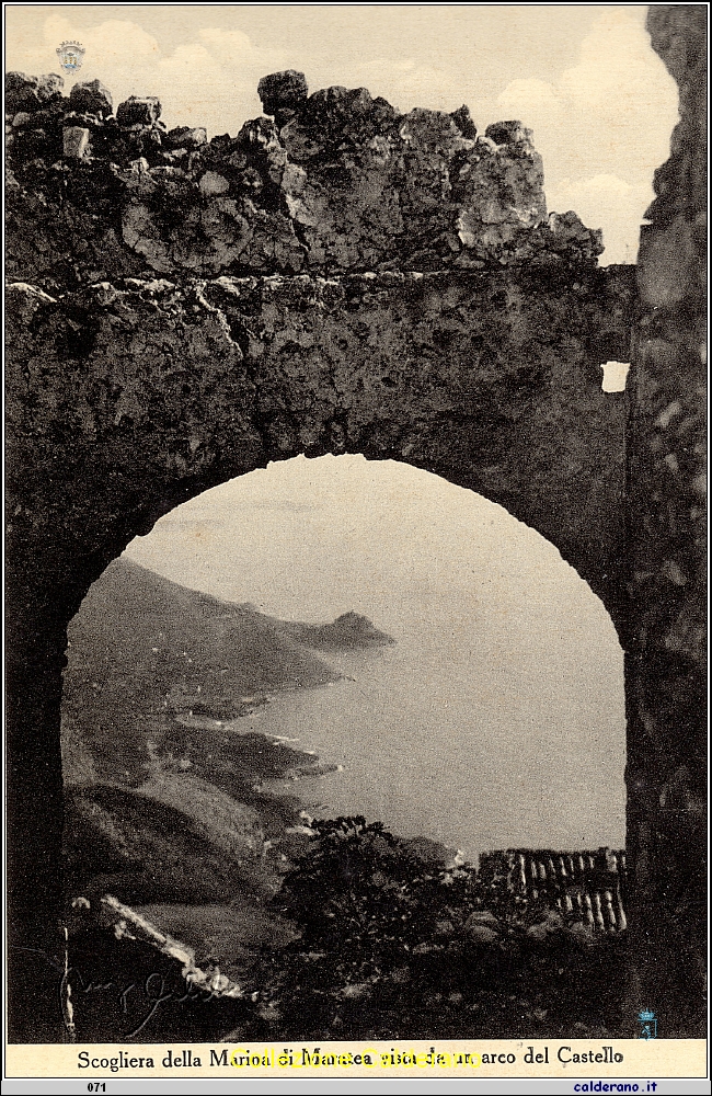 Cartolina - Scogliera della Marina di Maratea vista da un arco del Castello .jpg