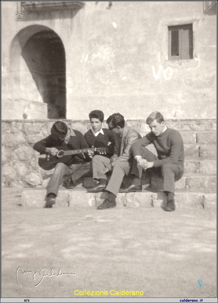 Con la chitarra sulla rotonda del Porto.jpeg