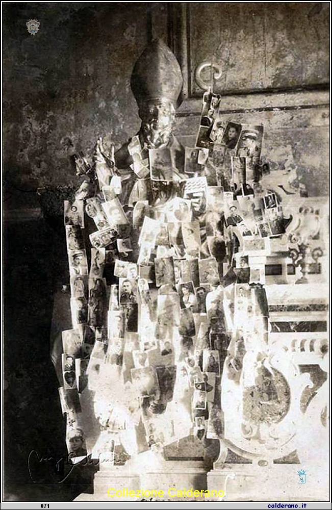 Statua di San Biagio in legno con le foto dei soldati in guerra 1941.jpg