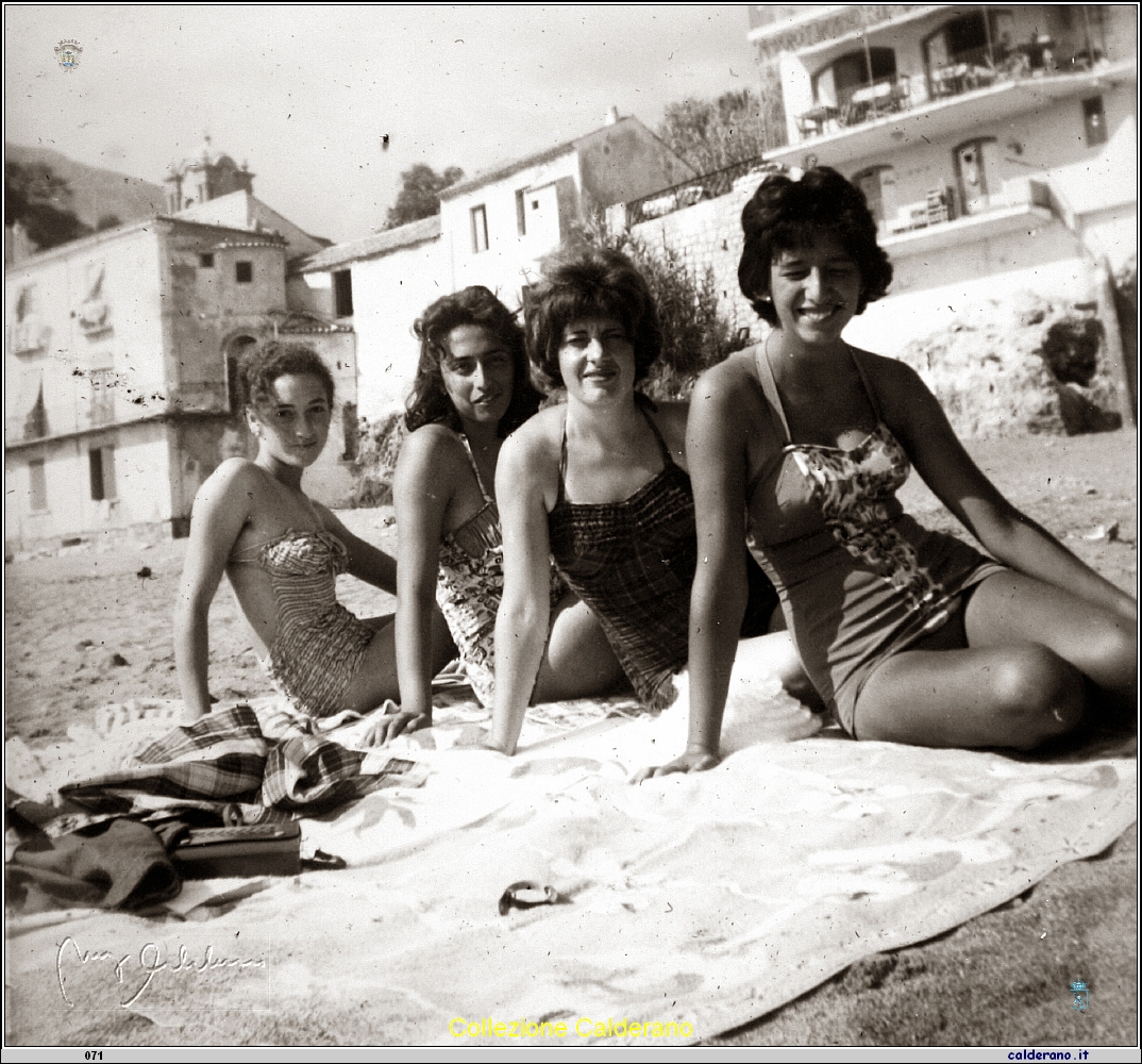 Sulla spiaggia del Porto Bianca e Liliana Ramirez con le cugine.jpg