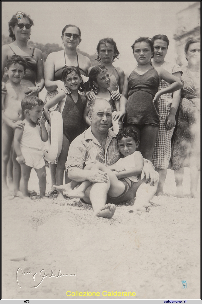 Gigino Avigliano con i familiari al mare.jpg