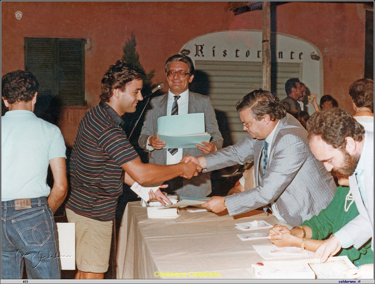 Mimmo Saverio Romei premia al concorso di Pittura Estemporanea 1984 7.jpeg