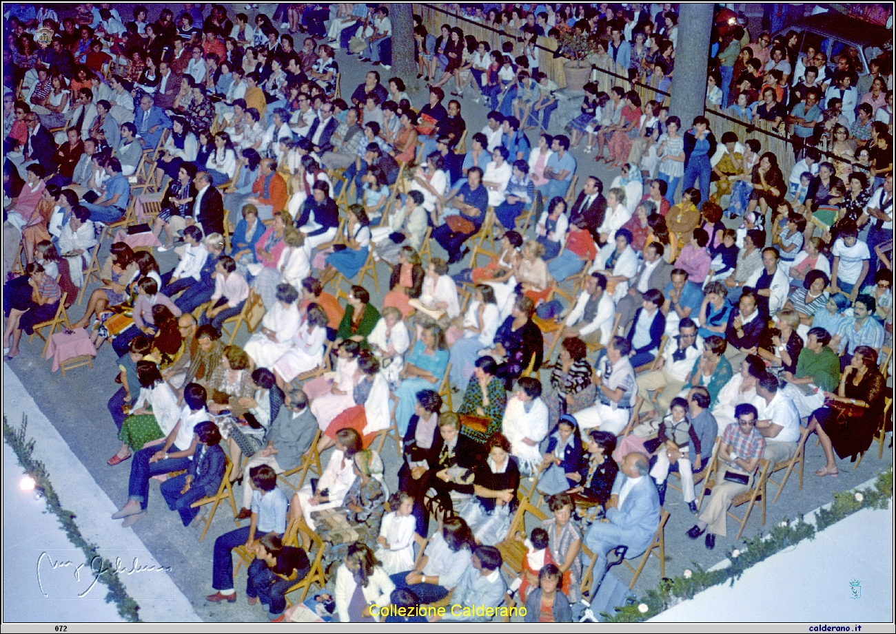 Pubblico alla sfilata di moda a Piazza del Gesu' 1985.jpeg