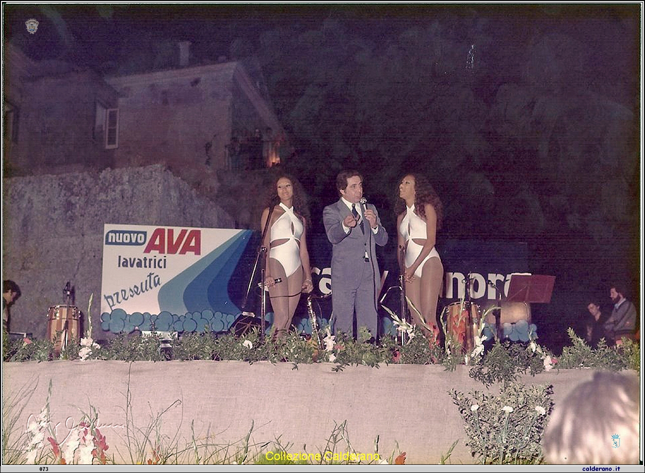 Rally Canoro Parco Tarantini presentato da Corrado con le Gemelle Nadia 31-07-1976.jpg