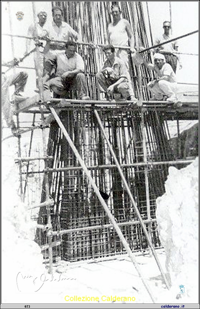 Statua del Cristo - armatura della base 1964.jpg