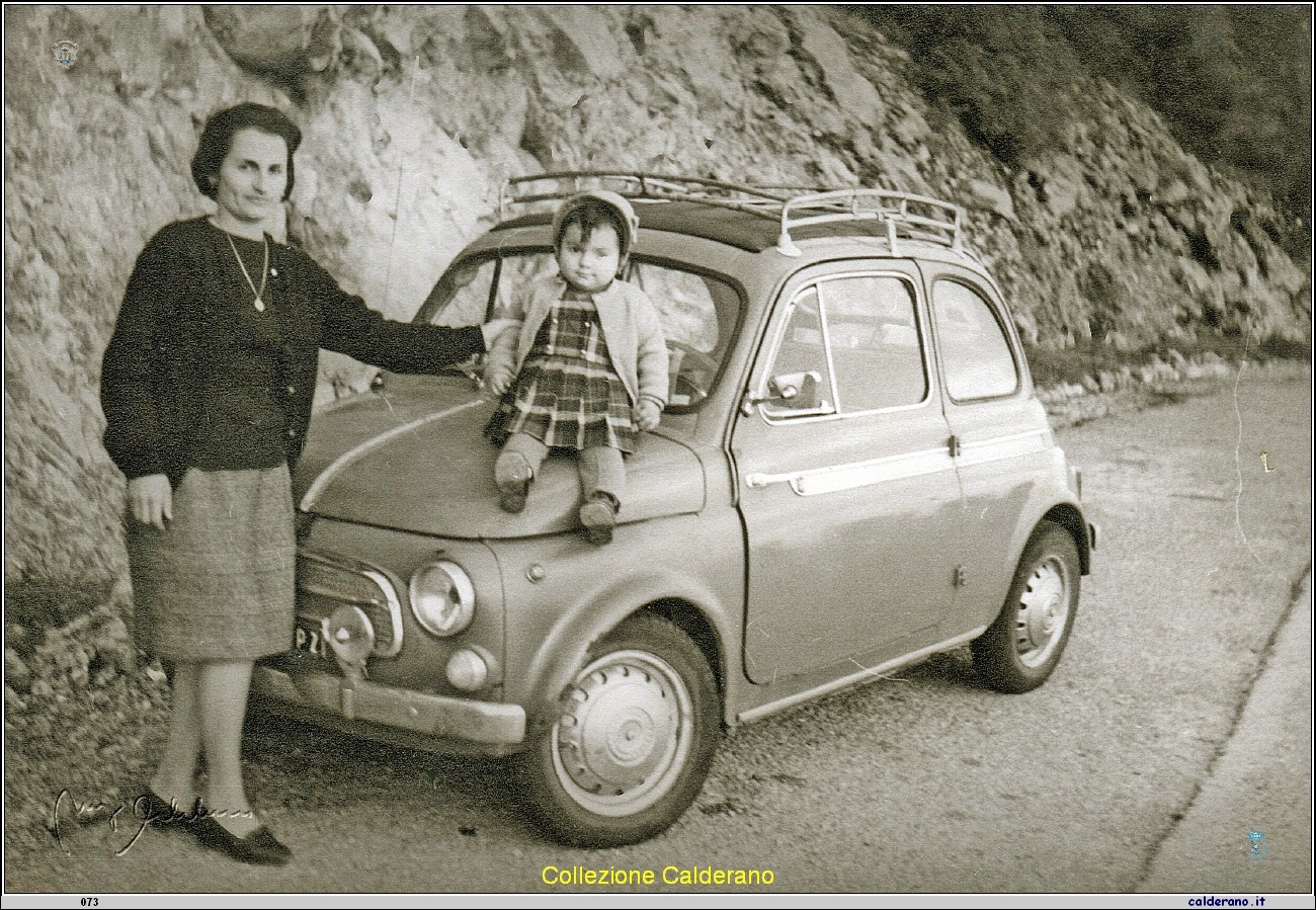 Teresa Maimone con la figlia e la 500.jpg