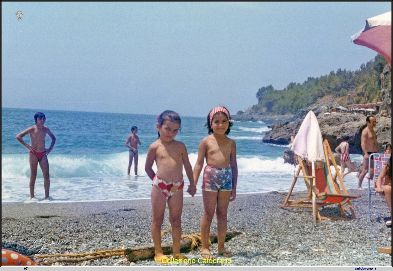 Bimbe sulla spiaggia di Fiumicello.jpeg