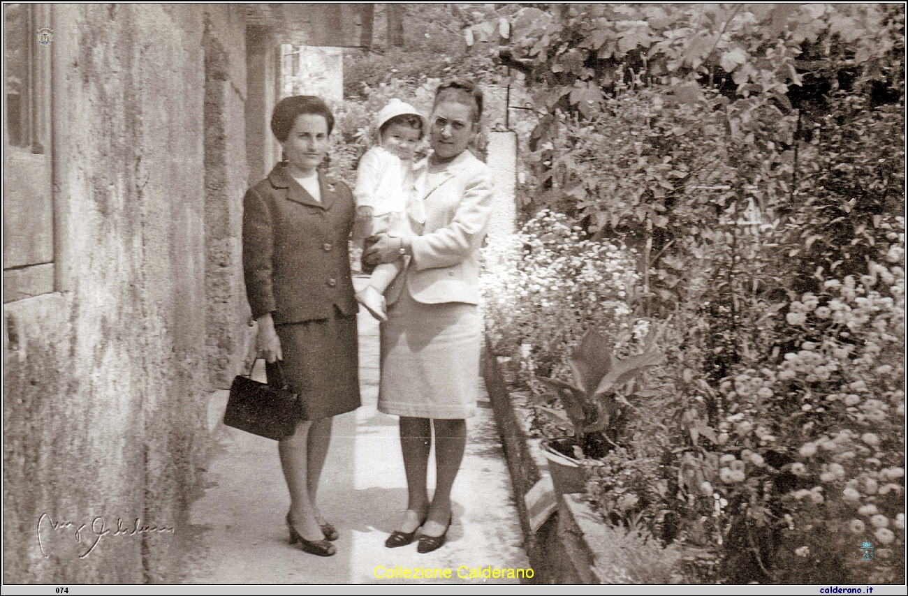 Teresa Maimone e Teresa D'Alascio pronte per uscire.jpg