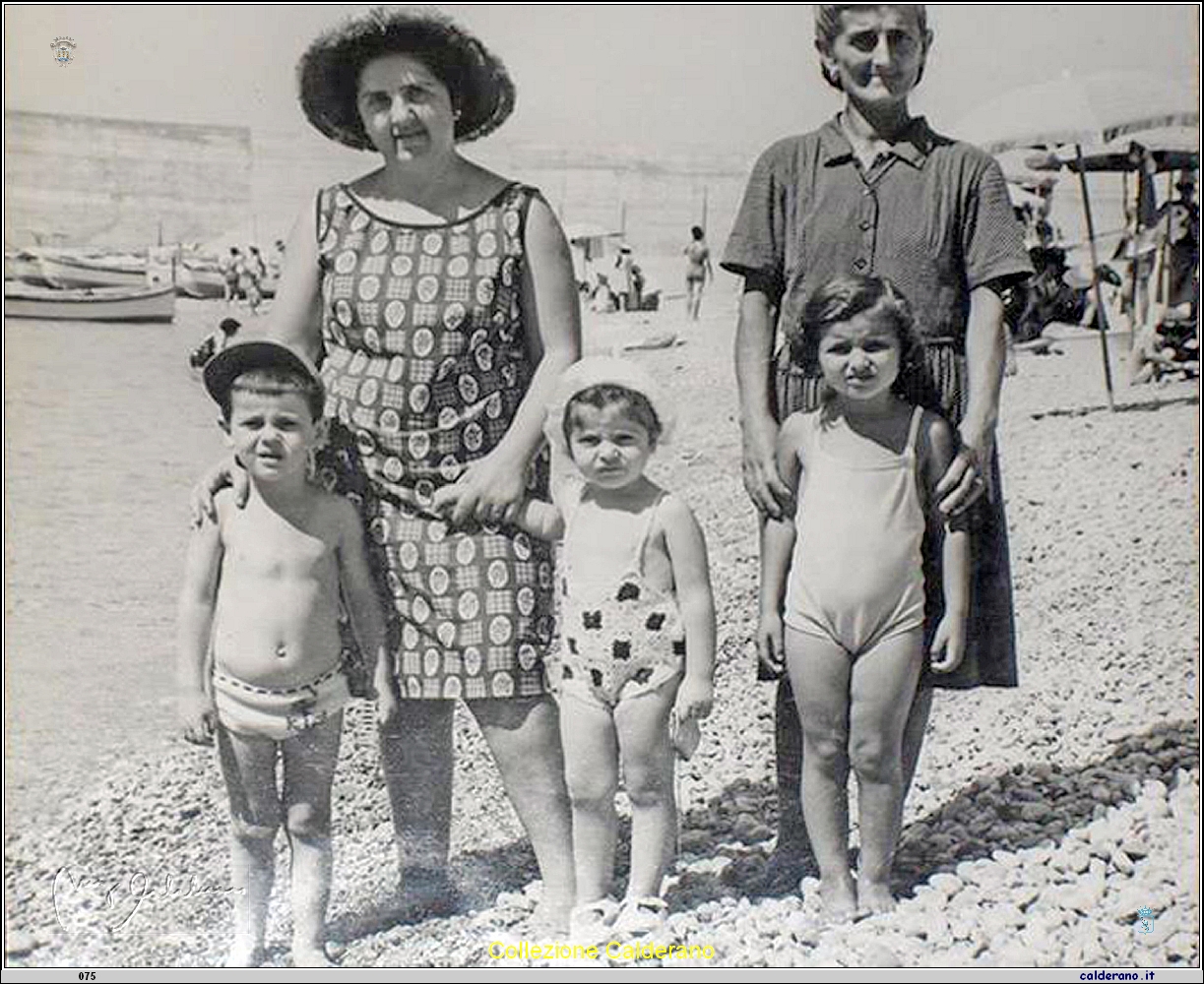 Carlo e Giovanna Crispo con la Mamma e Mariassuntga Tarallo con la Mamma.jpg