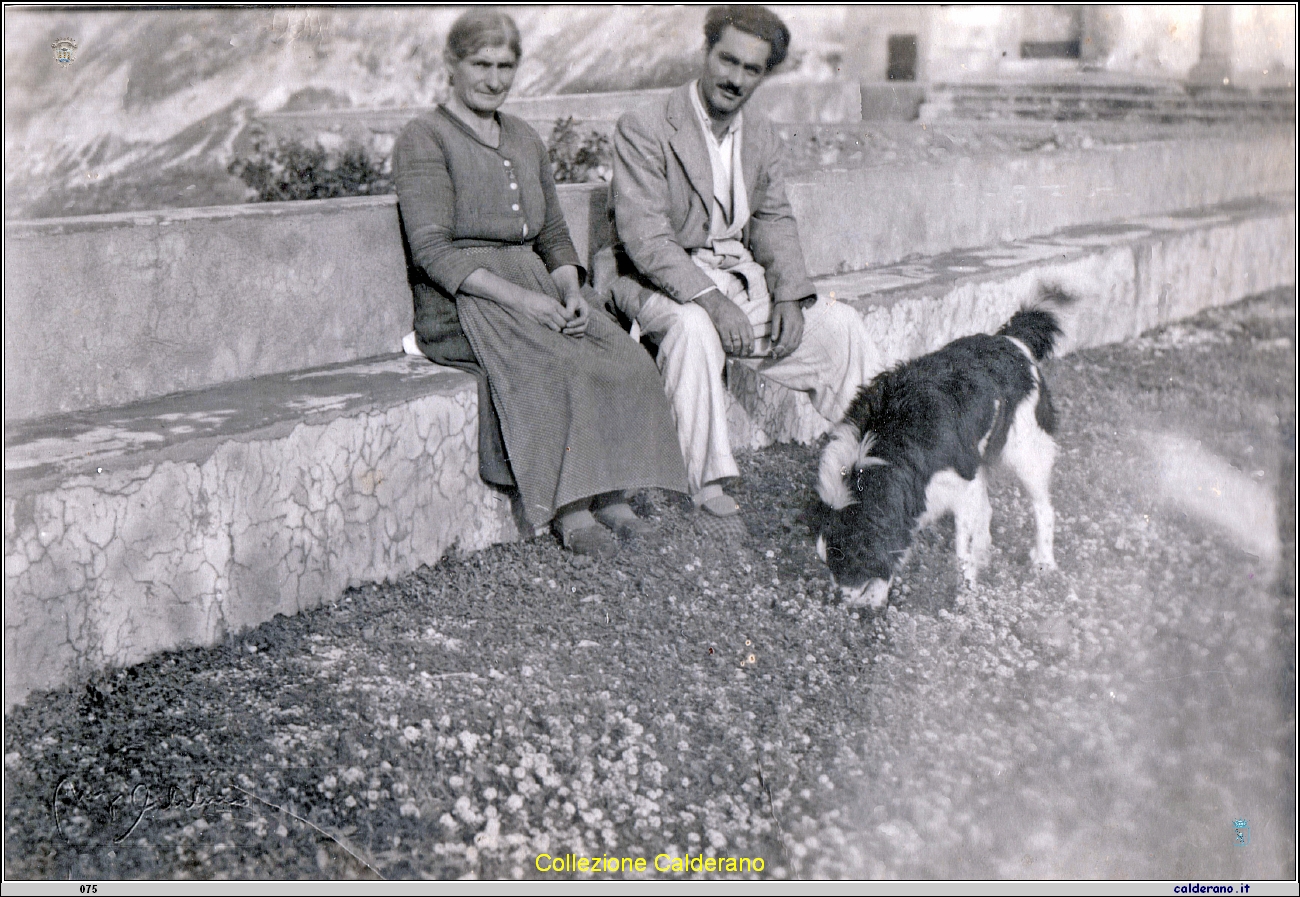 Caterina e Giuseppe Dammiano al sole sul sedile.jpeg