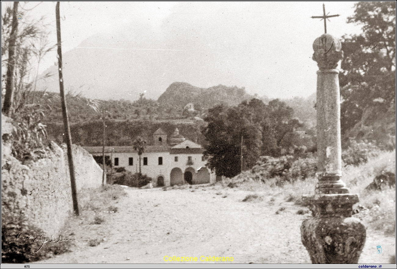 Il monastero e la Croce del confine.jpg