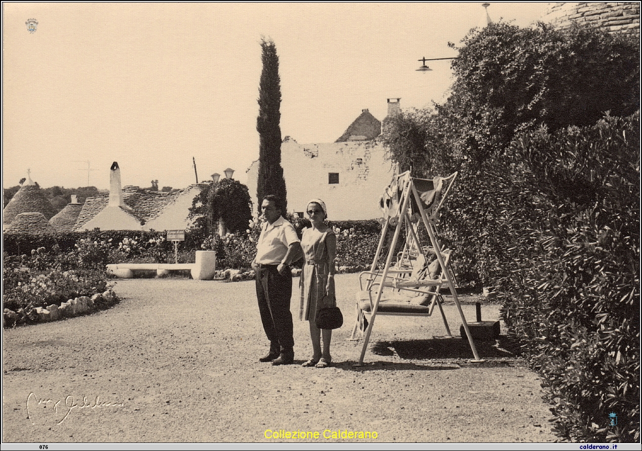 Gennarino e Teresa Spatuzzi ad Alberobello.jpg