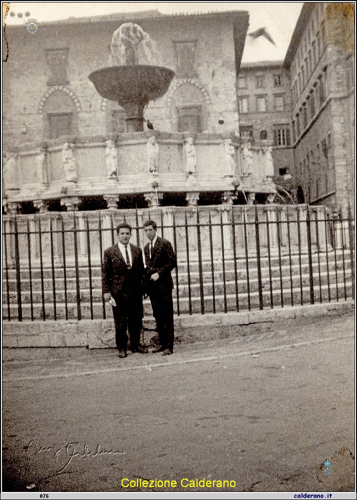 Insieme a Ciccillo Colavolpe alla Fontana Maggiore di Perugia 1964.jpg