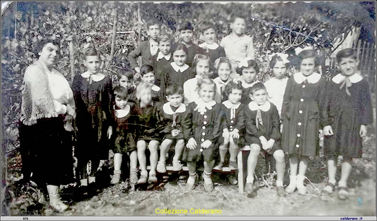 La Maestra Giuseppina Di Puglia e gli alunni del Porto.jpg