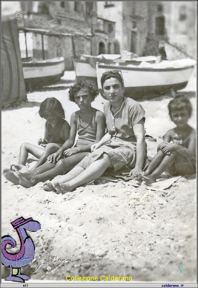 Carmela Avigliano Zietta con le nipotine sulla spiaggia del Porto - Luglio 1956 .jpeg