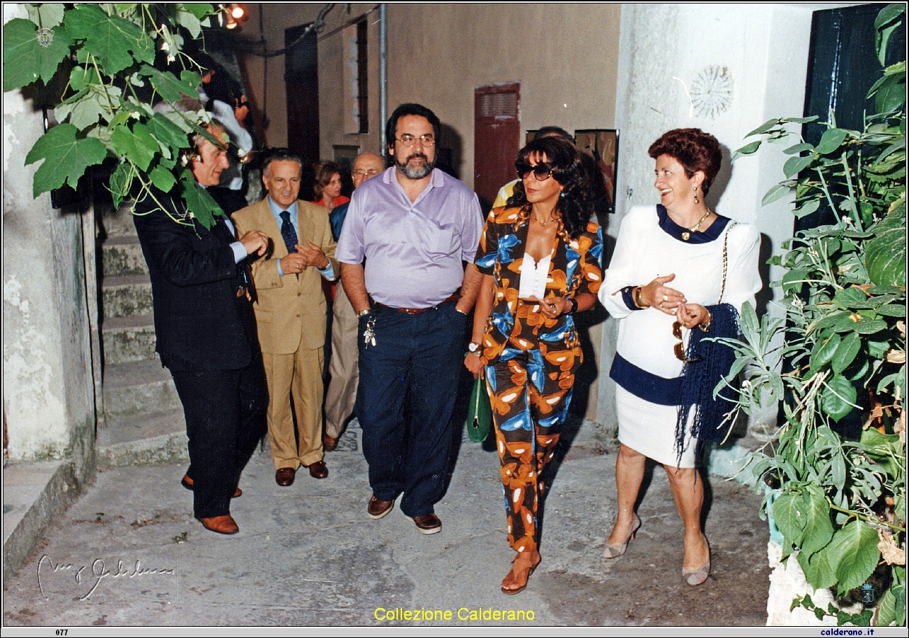 Mostra nei vicoli agosto 1993 6 con Giuseppe Della Morte Memoli, Tina Iannini e Silvana Mazzeo.jpeg