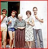 Liliana e Bianca Ramirez con la Nonna e i cugini.jpg