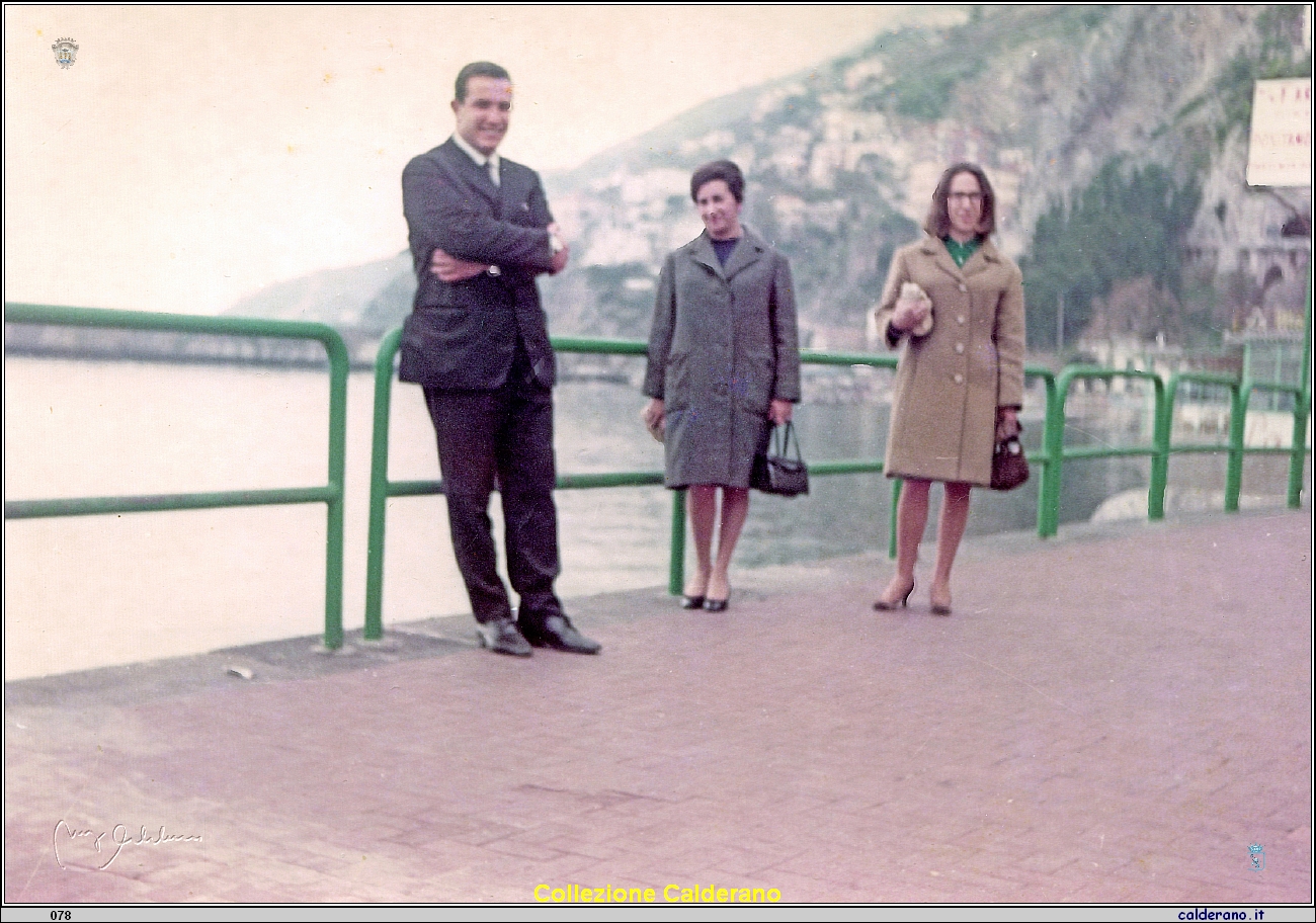 Biasino, Carmelina Mazzeo e Maria Emilia Calderano - Porto d'Amalfi 1967.jpg