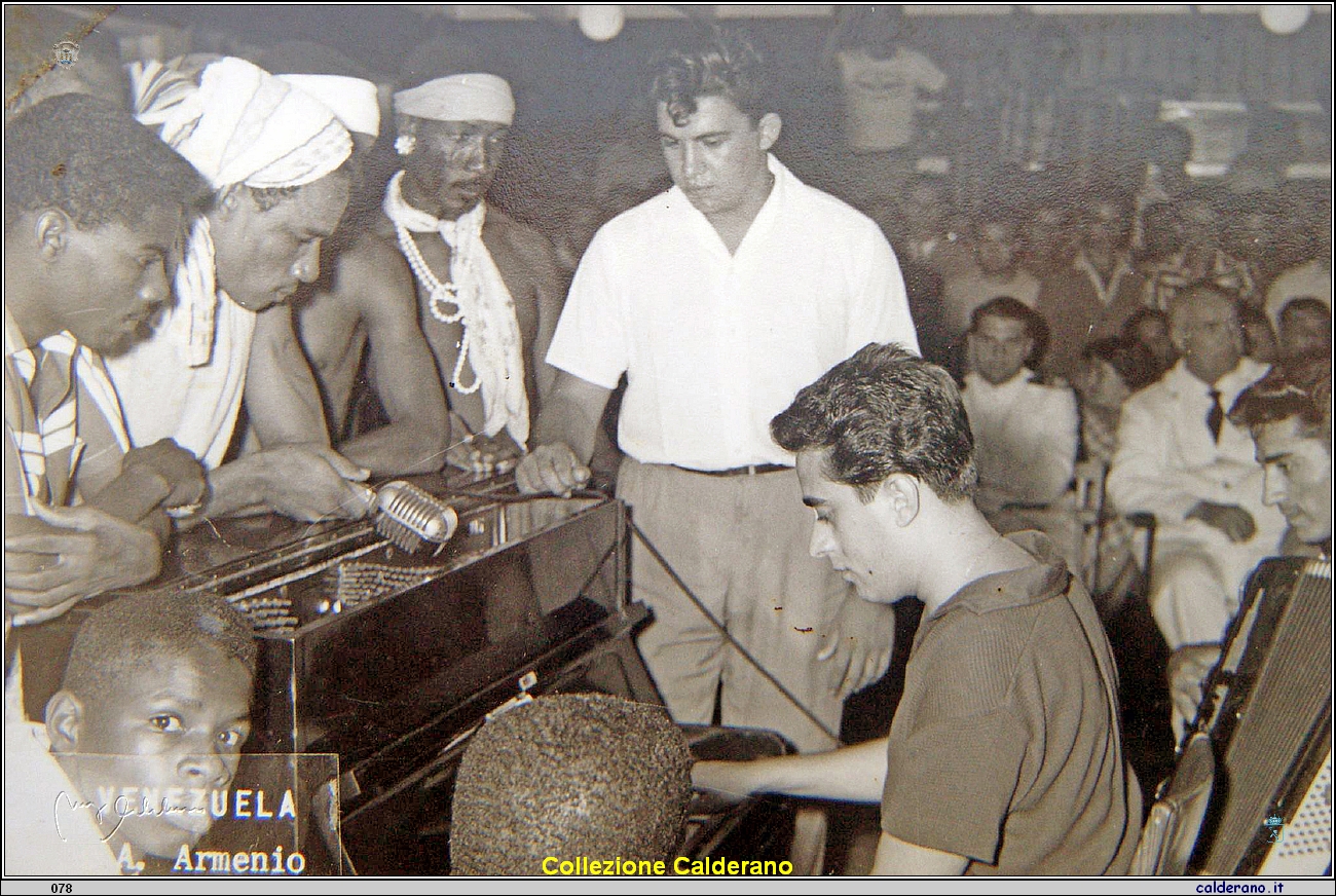 Franco Liberatore al pianoforte sulla nave Venezuela.jpg