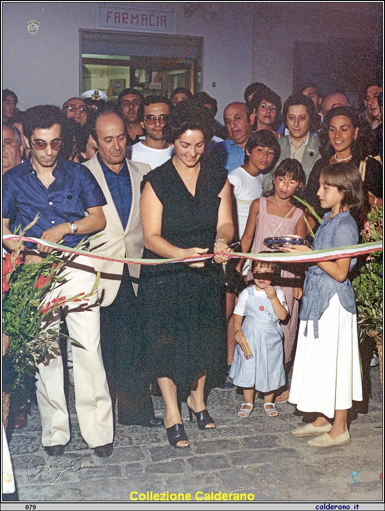 Maria Gambardella Sisinni inaugura la Mostra quadri - 1979.jpeg