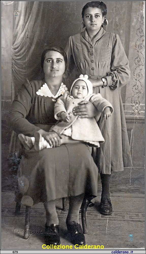 Nonna, Madre e Figlia - Maria Rosa Zaccarocon la Madre e La Figlia .jpeg