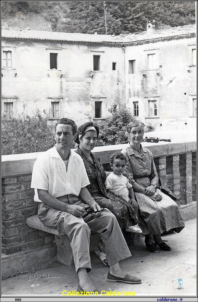 Giovanni Dammiano con la moglie, il figlio e Caterina a Paola.jpeg