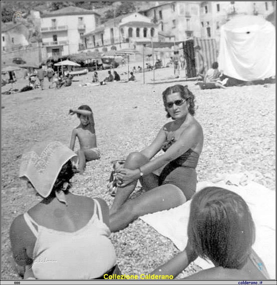 Sulla spiaggia del Porto 1955.jpg