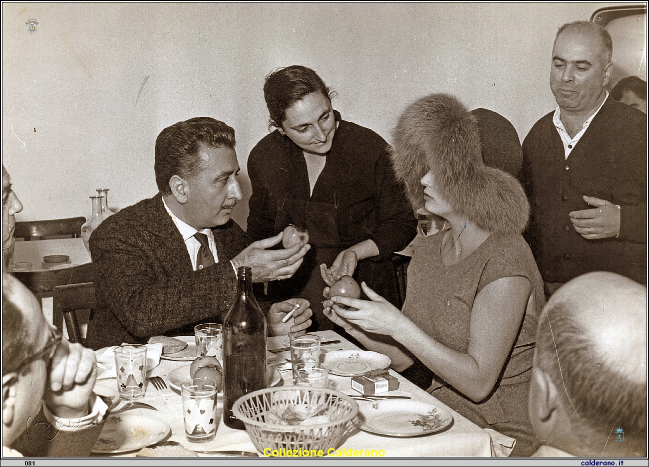 Anita Ekberg al Za' Mariuccia con Alberto Telegalli, Franca Mazzeo e Luigi Avigliano.jpeg