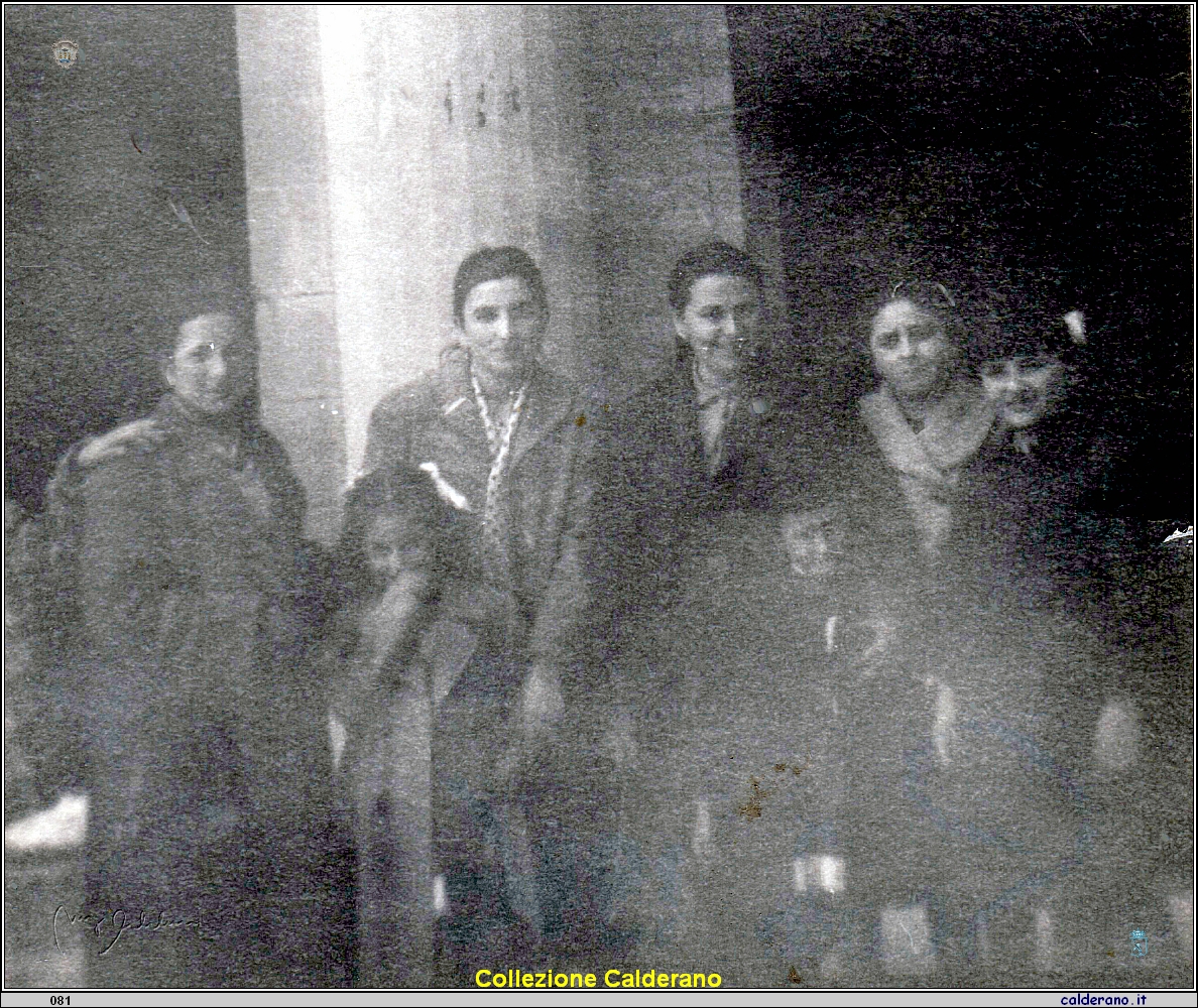 Carmela Avigliano Zietta e Maria Mazzeo con i nipoti a Paola nel 1956.jpeg