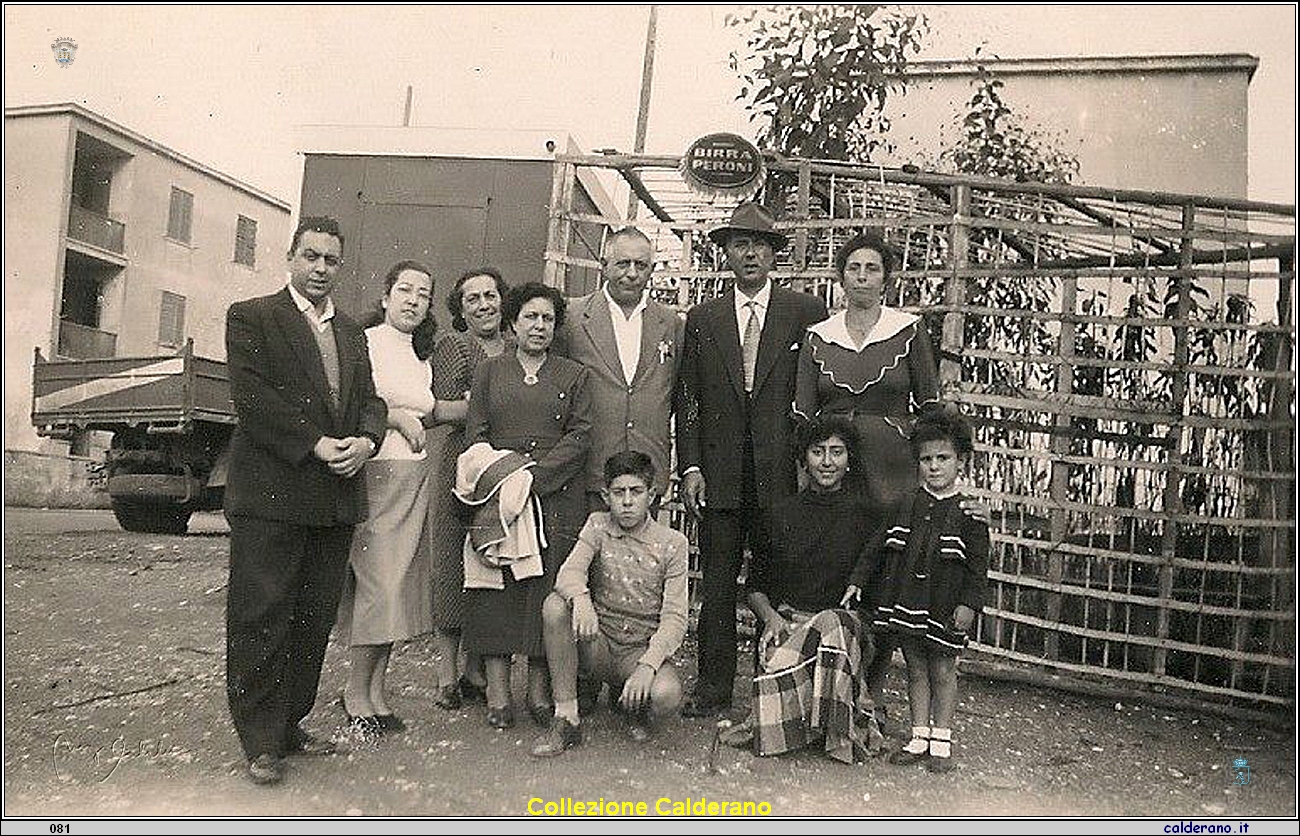 Concetta Pugliano a Roma con il marito, la figlia e Biasino, Italia, Georgette, Luigino, Adelaide, Silvio e Mirella.jpg