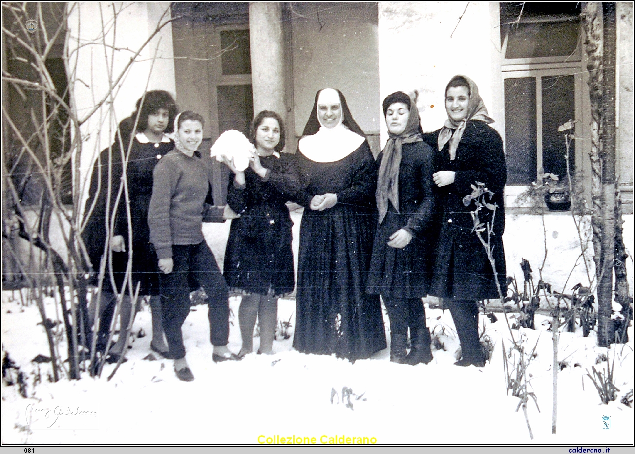 Josephina Rizzuti, Maria Antonietta Raimondo, Maria Guaglianone, Suor Maria Carmelita, Laino e Sarina Matta 1963.JPG