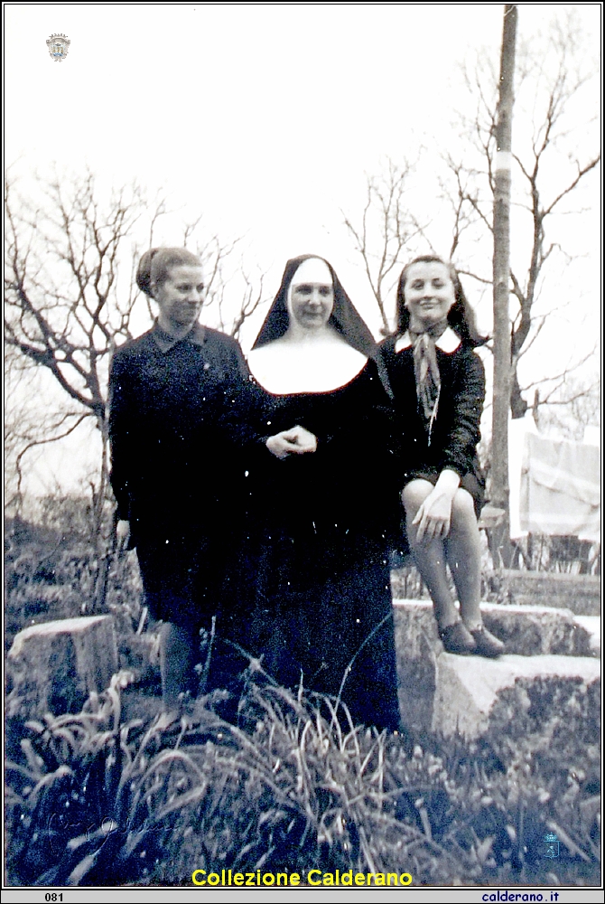 Nel giardino del De Pino 1965 con Maria Antonietta Raimondo, Suor Maria Felicetta e Norina Sica.jpg