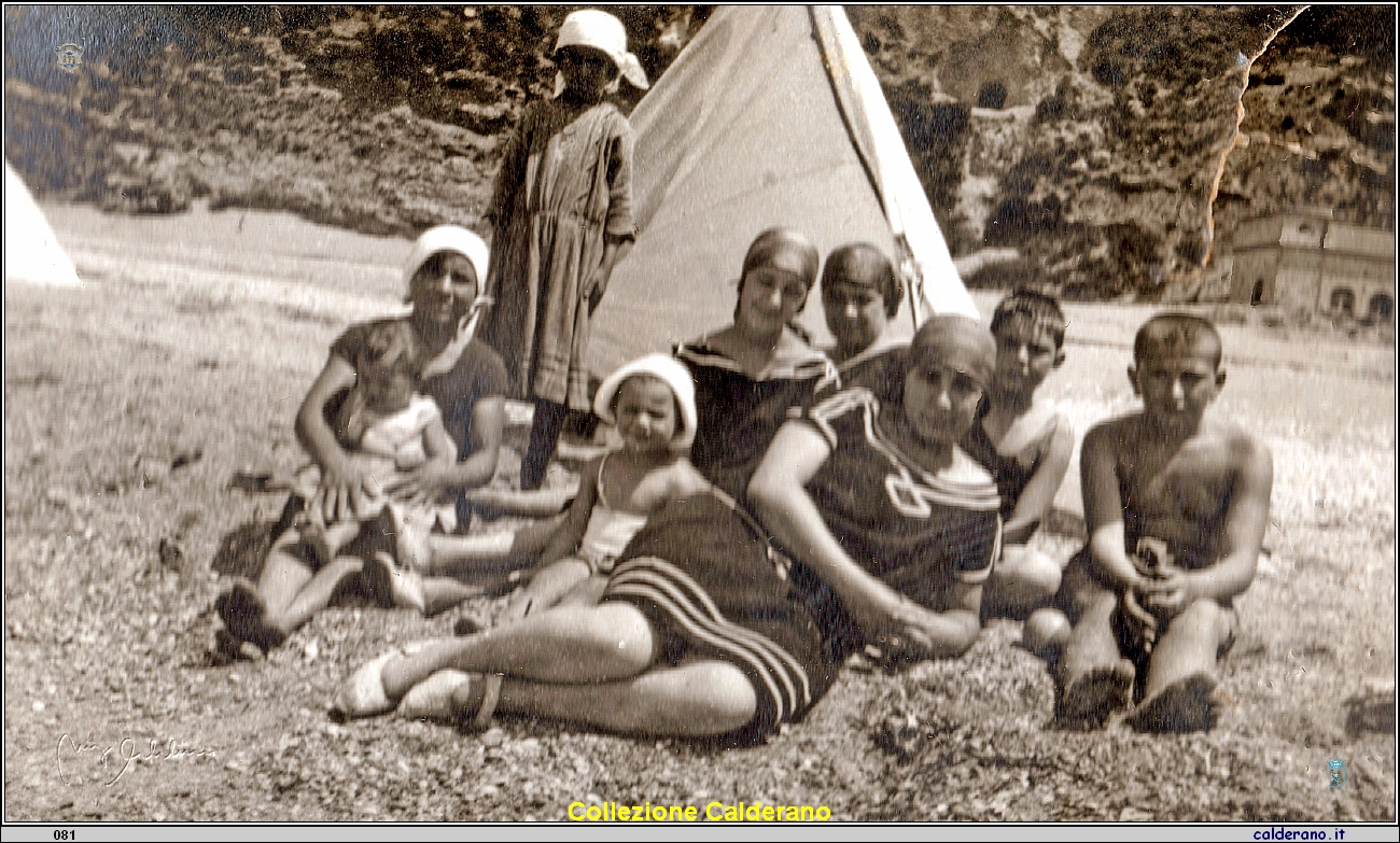 Sulla spiaggia di Fiumicello in tenda 1935.jpeg