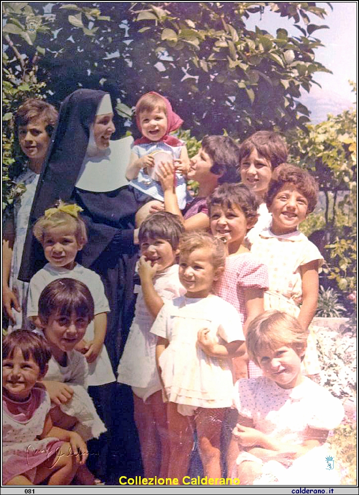 Suor Maria Felicetta e ragazzi dell'asilo - 1965.jpg