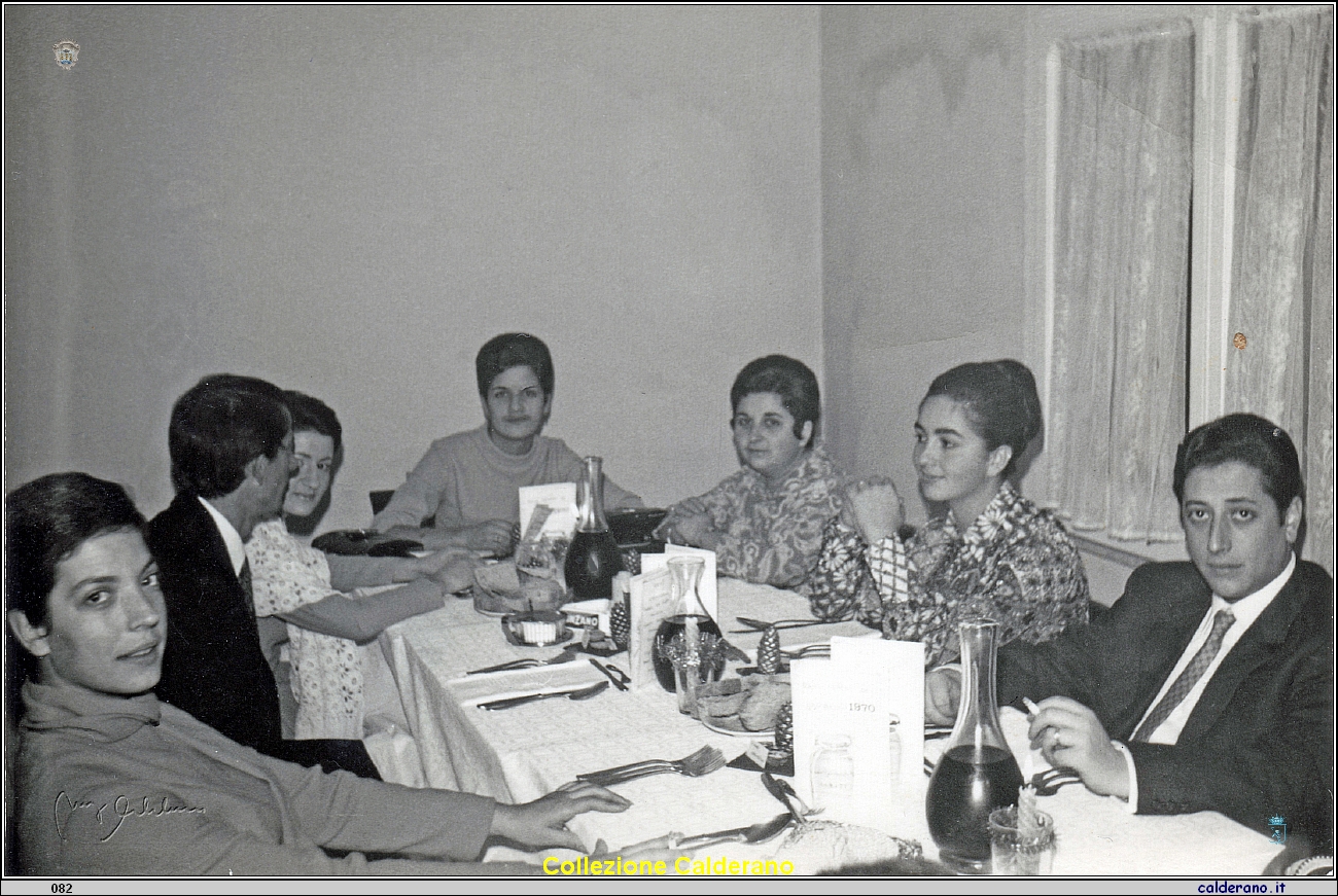 Cenone di Capodanno 1969 con Liliana, Ninetto, Marisa, Felicia, Rosalina, Maria e Fernando.jpeg