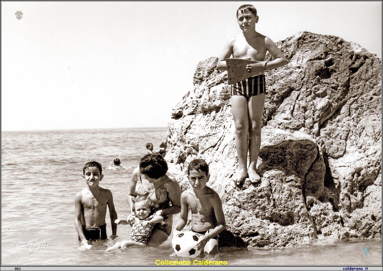 I Fratelli Schettino con la Mamma al mare.jpeg