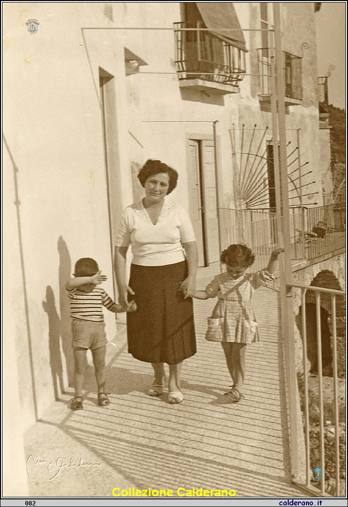 Mafalda Salvato con Umbertino e Maria Grazia Avigliano sul terrazzo al Porto.jpeg