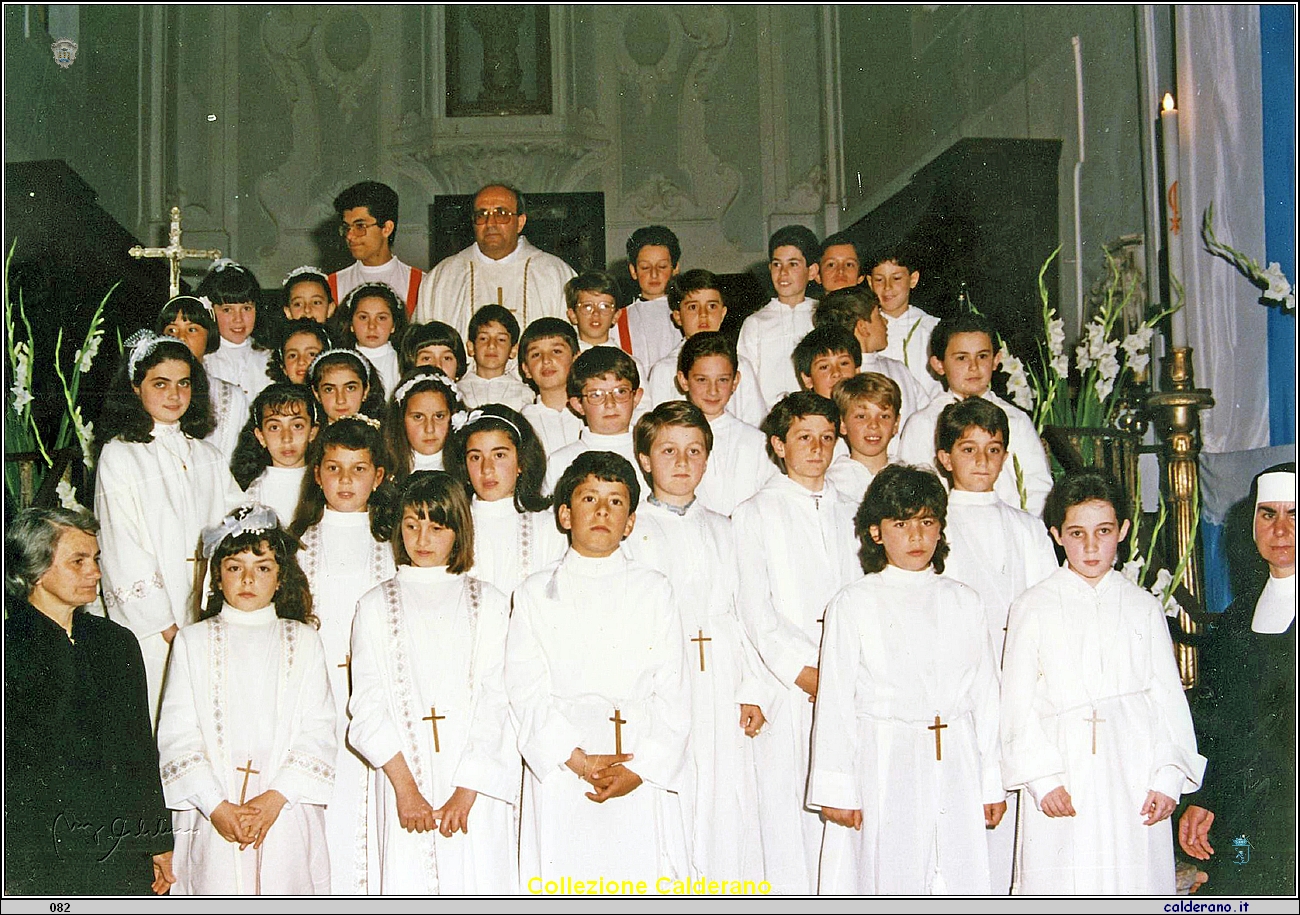 Prime Comunioni con Padre Romualdo.jpg