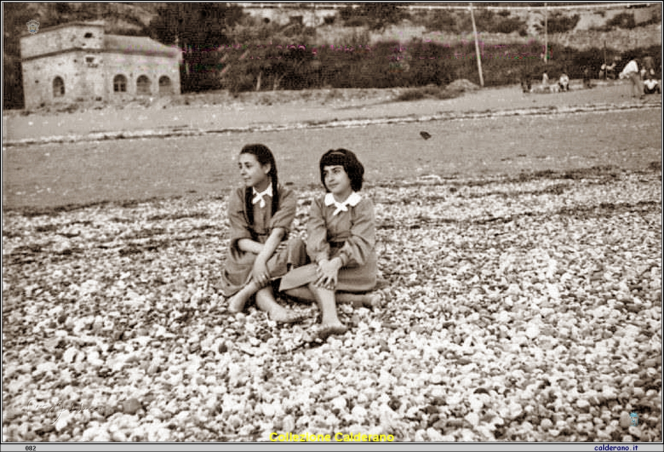 Ragazze del De Pino sulla spiaggia di Fiumicello.jpg