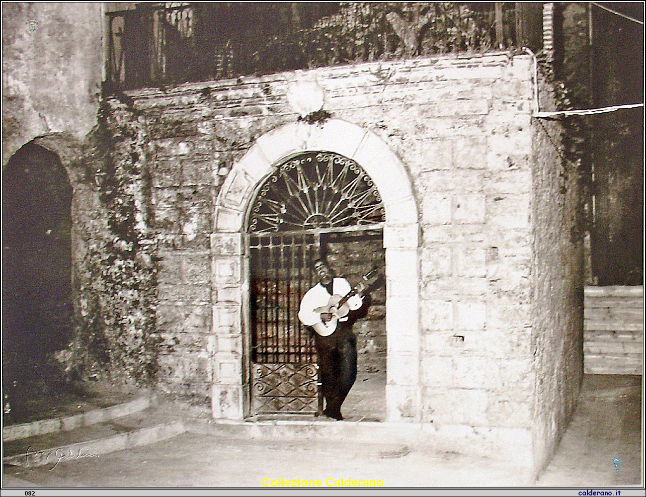 Spettacolo musicale nel Piazzale della Chiesa Madre 1967.jpg