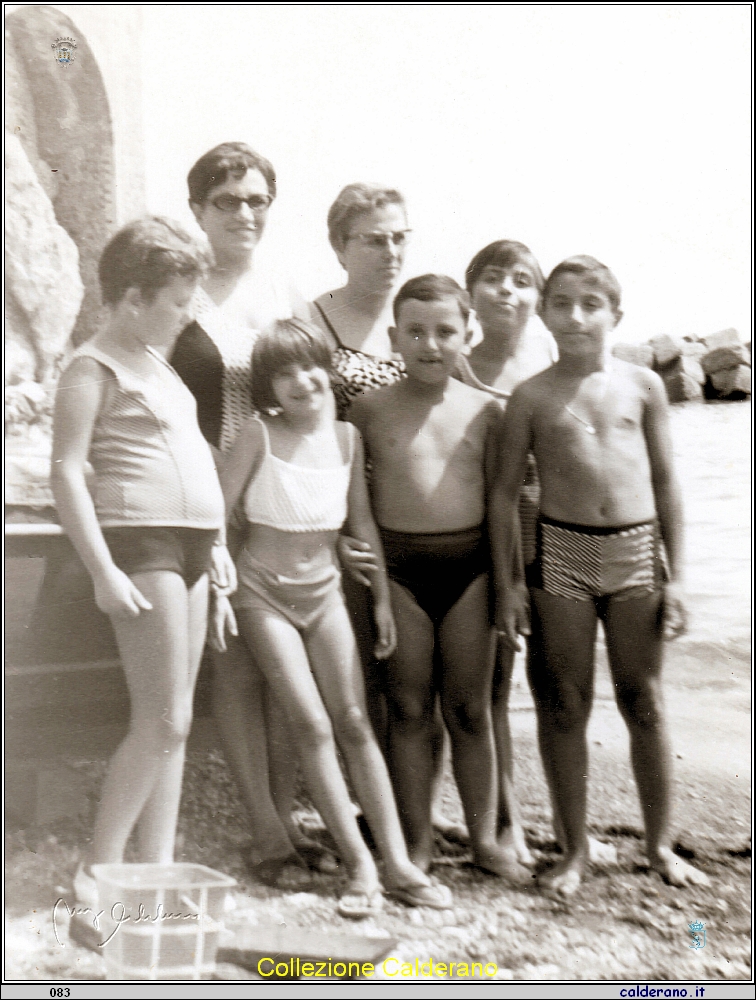 Assuntina e Pinita sulla spiaggia ad Atrani.jpeg